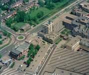 828295 Luchtfoto van het gemeentehuis van Nieuwegein (centraal, Raadstede 1) en omgeving vanuit het westen, met van ...